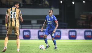 Pemain Persib Bandung, Victor Igbonefo menggiring bola pada laga lanjutan pekan ke-3 BRI Liga 1 2023/2024 antara Persib Bandung melawan Dewa United FC di Stadion Gelora Bandung Lautan Api (GBLA), Bandung, Jumat (14/07/2023). (Bola.com/Bagaskara Lazuardi)
