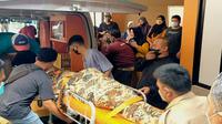Jenasah korban tragedi Kanjuruhan dibawa dari kamar jenasah RS Saiful Anwar Malang menuju rumah duka di Dampit, Kabupaten Malang pada Selasa, 11 Oktober 2022 (Liputan6.com/Zainul Arifin)&nbsp;&nbsp;