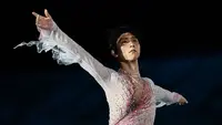 Yuzuru Hanyu merupakan seorang atlet figure skating asal Jepang yang memutuskan untuk pensiun pada Selasa (19/07/2022). (AFP/Anne-Christine Poujoulat)