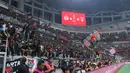 Suasana penonton saat pertandingan Persija Jakarta melawan Persita Tangerang dalam laga pekan pertama BRI Super League 2025/2026 di Jakarta International Stadium (JIS), Minggu (10/8/2025) malam WIB. (Bola.com/M Iqbal Ichsan)