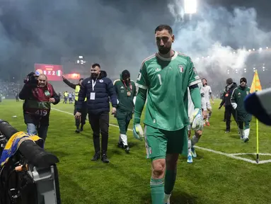 Penjaga gawang Timnas Italia, Gianluigi Donnarumma, berjalan keluar lapangan usai pertandingan final play-off kualifikasi Piala Dunia 2026 melawan Bosnia dan Herzegovina di Stadion Bilino Polje, Zenica, Selasa 31 Maret 2026 waktu setempat atau Rabu 1 April 2026 dini hari WIB. Timnas Italia dipastikan gagal tampil di Piala Dunia 2026. (Fabio Ferrari/LaPresse via AP)