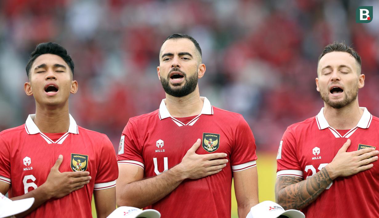 <p>Pemain Timnas Indonesia, Jordi Amat (tengah) menyanyikan lagu Indonesia Raya sebelum pertandingan melawan Timnas Kamboja dalam&nbsp;laga grup A Piala AFF 2022 yang berlangsung di Grup A Piala AFF 2022 di Stadion Utama Gelora Bung Karno, (SUGBK), Jumat (23/12/2022). (Bola.com/Bagaskara Lazuardi)</p>