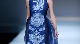 Seorang model berjalan di atas catwalk mengenakan busana kreasi Fei Gallery & Boutique Collection rancangan desainer Xuefei Sun saat China Fashion Week di Beijing, Tiongkok (30/10). Busana yang dikenakan seperti motif Batik Lasem Cina. (AFP/STR)