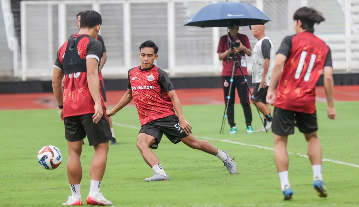 Laga kedua tim akan digelar di Stadion Utama Gelora Bung Karno (SUGBK), Jakarta, Sabtu (3/1/2026) pukul 15.30 WIB. Tampak dalam foto, pemain Persija saat melakukan latihan di Stadion Madya, Kompleks Gelora Bung Karno, Senayan, Jakarta, Jumat (2/1/2026). (Bola.com/Abdul Aziz)