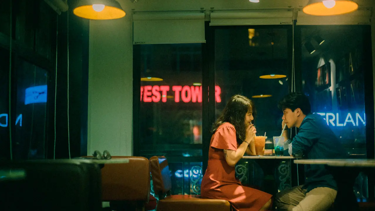 Ilustrasi malam hari, makan bersama pacar, kekasih, kencan
