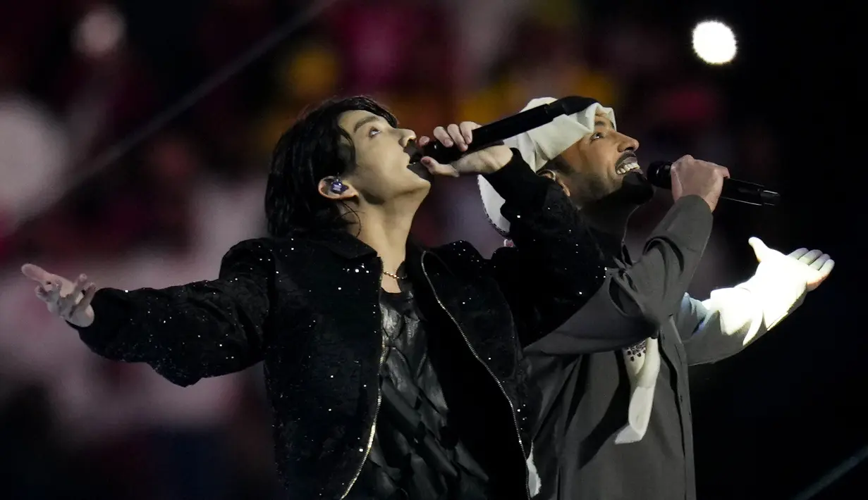 Dalam menyanyikan lagu Dreamers, Jungkook berduet dengan penyanyi asal Qatar, Fahad Al Kubaisi. (AP Photo/Manu Fernandez)