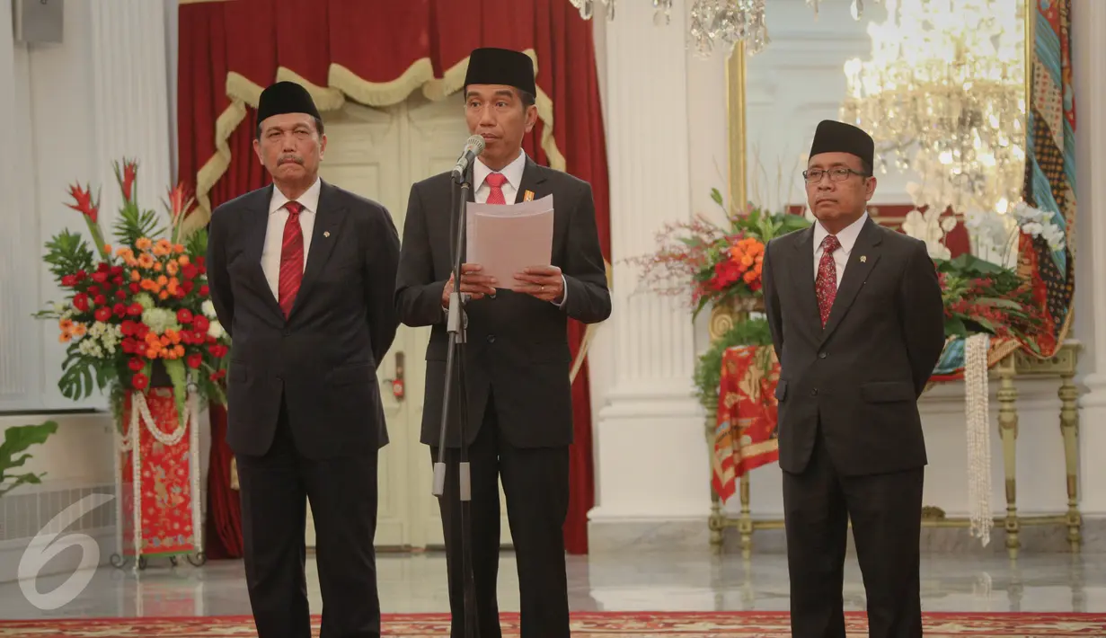 Presiden Jokowi (tengah) didampingi Menko Polhukam Luhut Pandjaitan (kiri) dan Mensesneg Pratikno (kanan) memberikan pernyataan pers pers terkait kecelakaan Pesawat Trigana di Papua, Jakarta, Senin (17/8/2015). (Liputan6.com/Faizal Fanani)