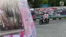 Warga melintas di depan karangan bunga dan ucapan selamat untuk Kahiyang-Bobby yang terpampang di pinggir jalan Komplek Bukit Hijau Regency (BHR), Medan, Kamis (23/11). (Liputan6.com/JohanTallo)