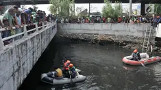 Tim gabungan Damkar, BPBD, dan KLHK menyusuri Kali Grogol untuk melakukan pencarian buaya di Jakarta Barat, Kamis (28/6). Sebelumnya pada Rabu pagi, warga melihat beberapa ekor buaya berenang di gorong-gorong Kali Grogol. (Merdeka.com/Iqbal S. Nugroho)