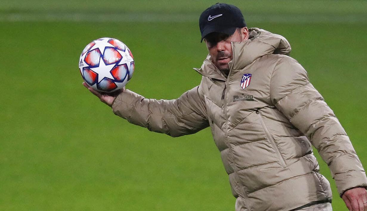 Pelatih Atletico Madrid, Diego Simeone, memimpin sesi latihan jelang laga Liga Champions di Moskow, Senin (2/11/2020). Atletico Madrid akan berhadapan dengan Lokomotiv Moscow. (Yuri Kochetkov/Pool via AP)