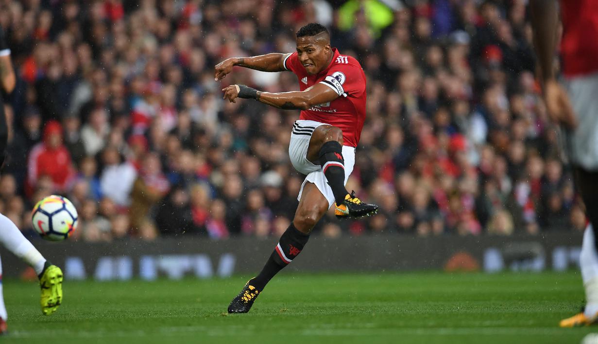 Antonio Valencia yang telah pensiun sebagai pemain pada Mei 2021 tercatat pernah membela dua klub di Premier League, yaitu Wigan Athletic (2006/2007 hingga 2008/2009) dan Manchester United (2009/2010 hingga 2018/2019). Bersama MU ia sukses meraih gelar bergengsi di antaranya dua trofi Premier League pada 2010/2011 dan 2012/2023, serta satu trofi Liga Europa pada musim 2016/2017. (AFP/Paul Ellis)