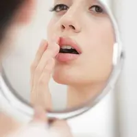 Akibat mengoleskan lip balm dengan jari/copyright shutterstock