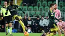 Pemain AC Milan, Mbaye Niang melepaskan tembakan kearah gawang Palermo pada lanjutan Serie A Liga Italia di Stadion Renzo Barbera, Palermo, Kamis (4/2/2016) dini hari WIB. (AFP/Giovanni Isolino)