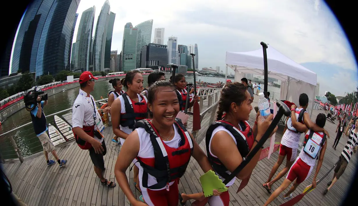 Tim putri Indonesia meraih medali emas saat berlomba di nomor 12 Kru 200m Perahu Naga SEA Games 2015 di Marina Bay, Singapura. Sabtu (6/6). (Bola.com/Arief Bagus)