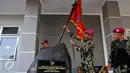 Komandan Korps Marinir Mayjen TNI Buyung Lalana (kedua kanan) menancapkan Tunggul Batalyon saat peresmian markas baru Batalyon Intai Amfibi - 2 Korps Marinir, Jakarta, Jum'at (26/6/2015). (Liputan6.com/Andrian M Tunay)