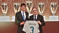 Jesus Vallejo bersama Presiden Real Madrid Florentino Perez saat diperkenalkan kepada publik di Santiago Bernabeu, Jumat (7/7/2017). (twitter.com/realmadrid)