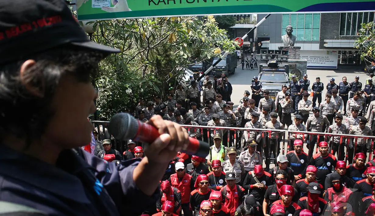Buruh menuntut agar pemerintah memberikan pelayanan jaminan kesehatan secara gratis. Sebagaimana dijanjikan oleh Presiden Terpilih Joko Widodo melalui Kartu Indonesia Sehat, Jakarta, Rabu (17/9/2014) (Liputan6.com/Faizal Fanani)