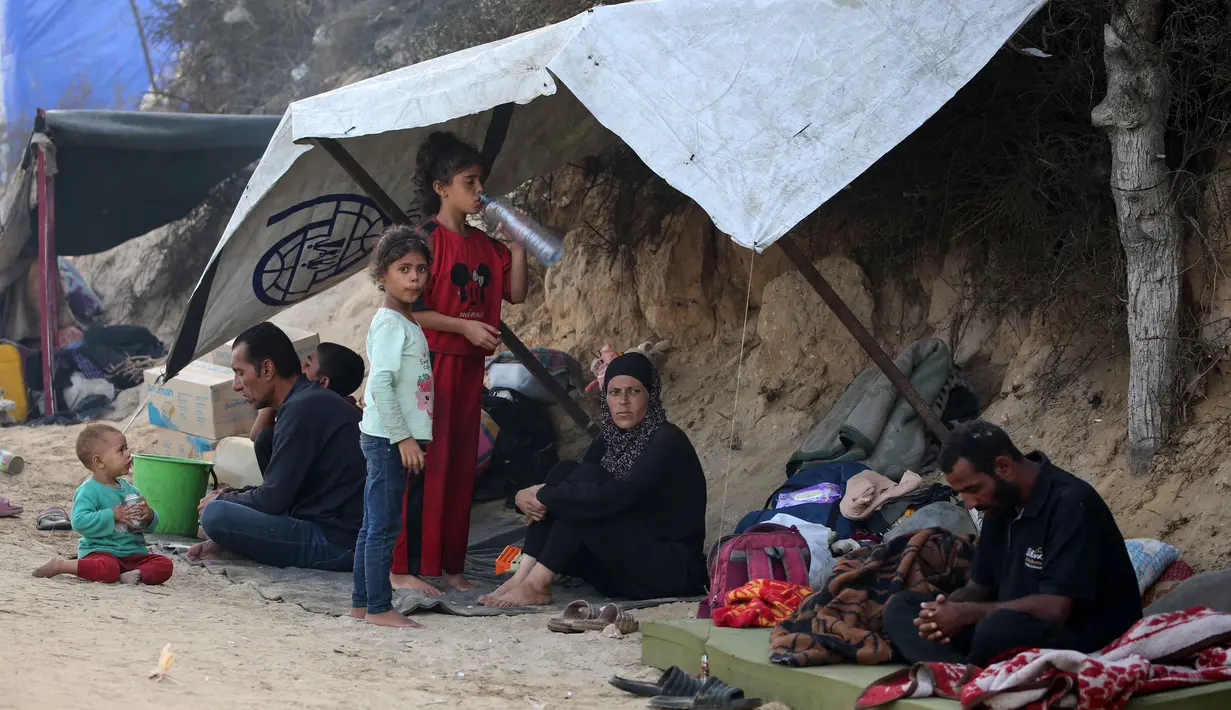 Warga Palestina yang mengungsi dari Kota Gaza berkumpul di bawah naungan tenda-tenda di kamp pengungsi Nuseirat di Jalur Gaza tengah pada 28 September 2025. (Eyad BABA/AFP)