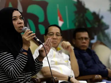 Bacaleg PAN yang juga mantan napi korupsi, Waode Nurhayati dalam diskusi Forum Legislasi di Jakarta, Selasa (31/7). Diskusi tersebut membahas tema "Peraturan KPU (PKPU) Larang Eks Terpidana Korupsi, Apa Kabar Elite Parpol?”. (Liputan6.com/JohanTallo)