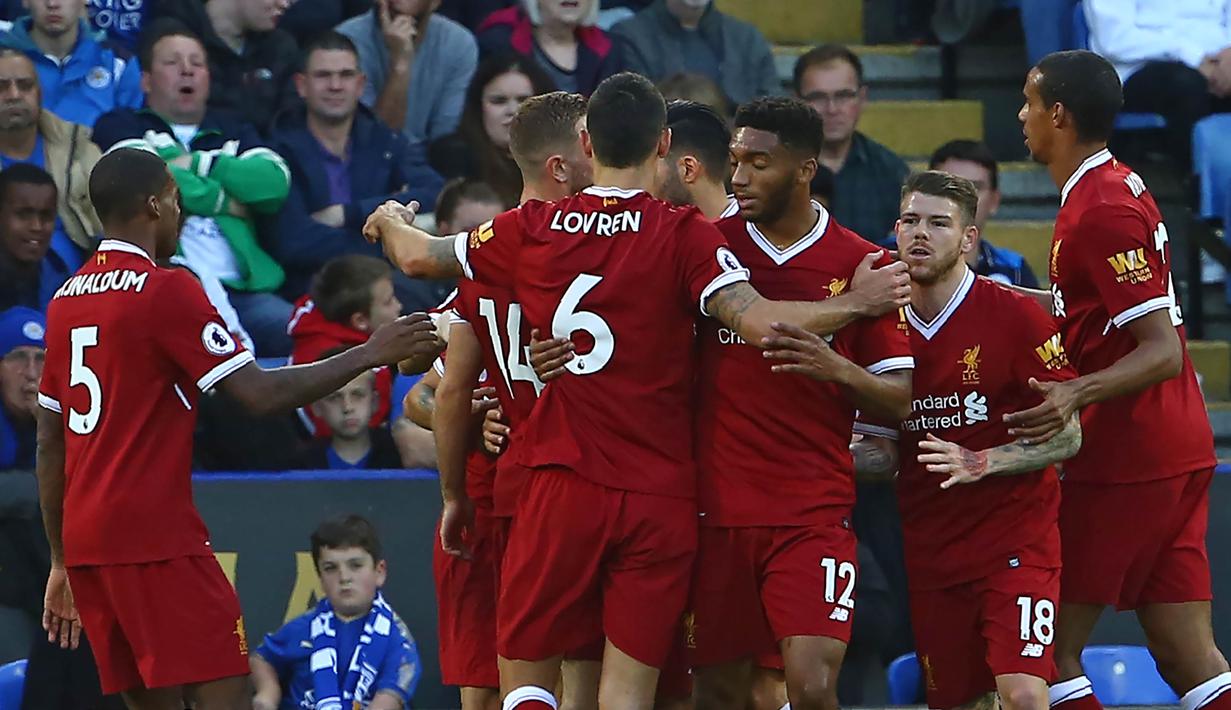 Para pemain Liverpool merayakan gol yang dicetak Mohamed Salah ke gawang Leicester pada laga Premier League di Stadion King Power, Leicester, Sabtu (23/9/2017). Leicester kalah 2-3 dari Liverpool. (AFP/Geoff Caddick)