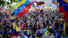 Warga Venezuela yang tinggal di Argentina merayakan penangkapan pemimpin mereka, Nicolas Maduro, di Obelisk, Buenos Aires pada 3 Januari 2026. Penangkapan Presiden Venezuela, Nicolas Maduro dalam operasi militer Amerika Serikat pada Sabtu (3/1/2026) disambut dengan suka cita oleh para diaspora negara itu di berbagai kota sejumlah negara. (TOMAS CUESTA/AFP)