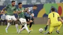 Pada menit 40 berawal dari kemelut di kotak penalti, bek Bolivia Quinteros mencoba memotong umpan, namun bola mengarah ke kiper Carlos Lampe dan berbelok masuk ke gawangnya sendiri. (Foto: AP/Andre Penner)