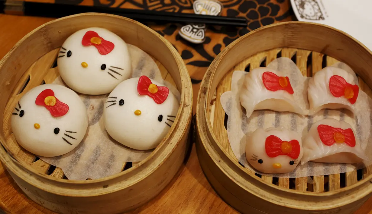 Roti (kiri) dan udang pangsit disajikan dalam bentuk Hello Kitty di restoran di Hong Kong, China, Kamis (21/5/2015). ini merupakan Restoran pertama di china yang didedikasikan untuk karakter di film kartun Jepang, Hello Kitty. (REUTERS/Bobby Yip)