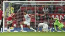 Penyerang Manchester United Jadon Sancho mencetak gol pertama timnya ke gawang Liverpool pada laga pekan ketiga Liga Inggris di Stadion Old Trafford, Selasa (23/8/2022) dini hari WIB. Secara luar biasa MU menang perdana di Liga Inggris musim 2022/2023 dengan mengalahkan rival abadi Liverpool 2-1. (AP Photo/Dave Thompson)