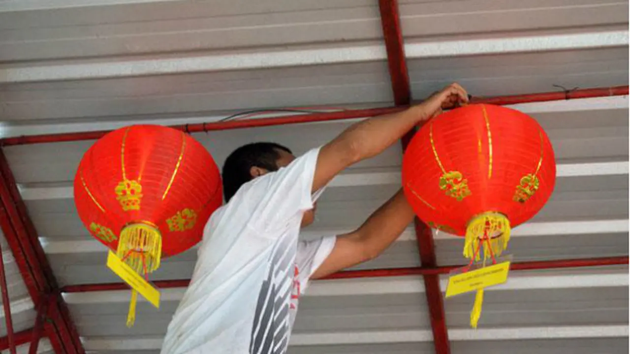 Pemasangan Lampion di Kelenteng Cokro, Surabaya
