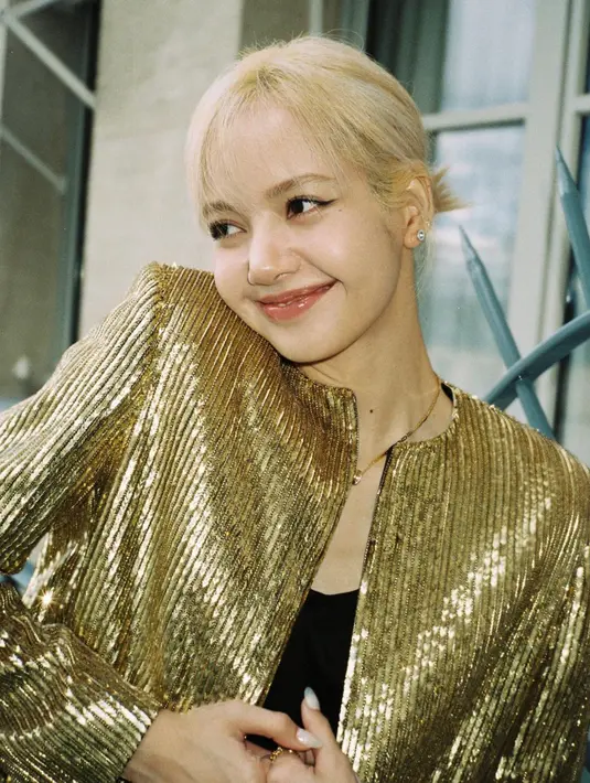Penyanyi rap asal Thailand ini mengikat rambutnya ke belakang. Lisa memiliki seyuman khas yang manis, namun jarang terlihat pada postingan Instagramnya. (Instagram/@lalalalisa_m)