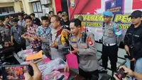 Polrestabes Makassar bongkar pabrik rumahan senjata untuk tawuran (Liputan6.com/Fauzan)