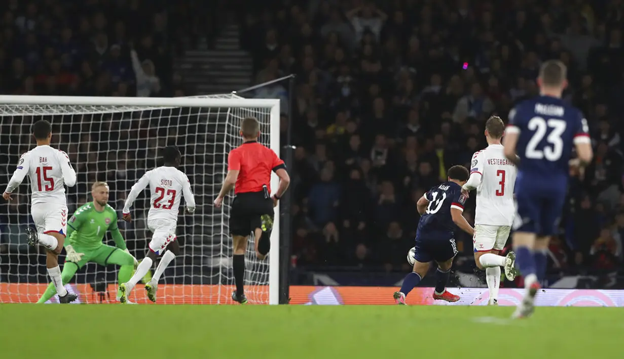 Pemain Skotlandia Che Adams (ketiga kanan) mencetak gol ke gawang Denmark pada pertandingan sepak bola kualifikasi Grup F Piala Dunia 2022 di Stadion Hampden Park, Glasgow, Skotlandia, 15 November 2021. Skotlandia menaklukkan Denmark 2-0. (AP Photo/Scott Heppell)