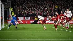 Pemain Manchester United, Casemiro (tengah) mencetak gol penentu kemenangan timnya ke gawang Nottingham Forest pada laga putaran kelima Piala FA 2023/2024 di The City Ground, Nottingham, Inggris, Kamis (29/02/2024) WIB. (AFP/Oli Scarff)