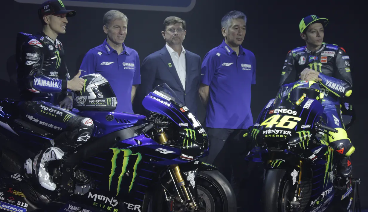 Pebalap Monster Energy Yamaha, Valentino Rossi dan Maverick Vinales saat peluncuran motor baru untuk MotoGP 2019 di Hotel Four Season, Senin (4/2). Motor baru tersebut diharapkan bisa mengangkat performa Yamaha. (Bola.com/Okie Prabhowo)