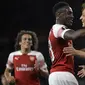 Gelandang Arsenal, Mesut Ozil, merayakan gol bersama Danny Welbeck usai membobol gawang Vorskla pada laga Liga Europa di Stadion Emirates, London, Kamis (20/9/2018). Arsenal menang 4-2 atas Vorskla. (AP/Kirsty Wigglesworth)