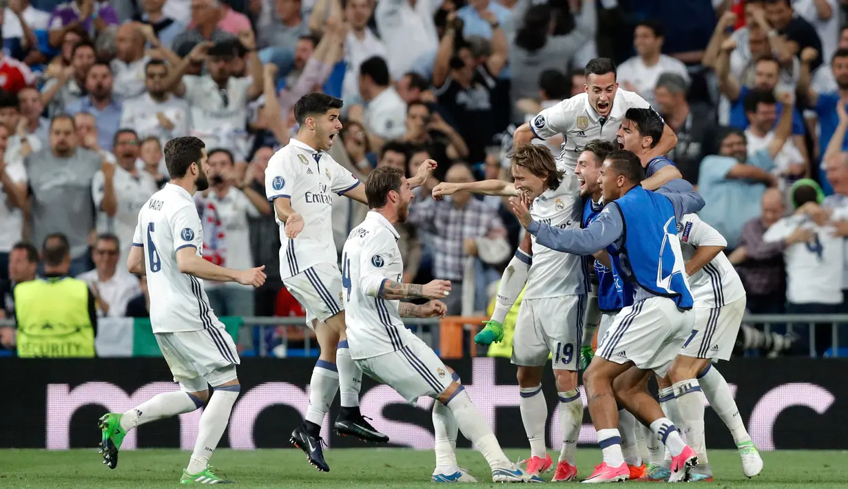 Pemain Real Madrid merayakan kemenangan mereka atas Bayern Munchen saat  Perempat Final Liga Champions 2017 di Santiago Bernabeu, Spanyol, Rabu (19/4). Madrid kandaskan Munchen dengan skor 4-2. (AP Photo)