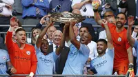 Para pemain Manchester City merayakan gelar juara usai mengalahkan Chelsea pada laga Community Shield di Stadion Wembley, London, Minggu (5/8/2018). Man City menang 2-0 atas Chelsea. (AFP/Glyn Kirk)