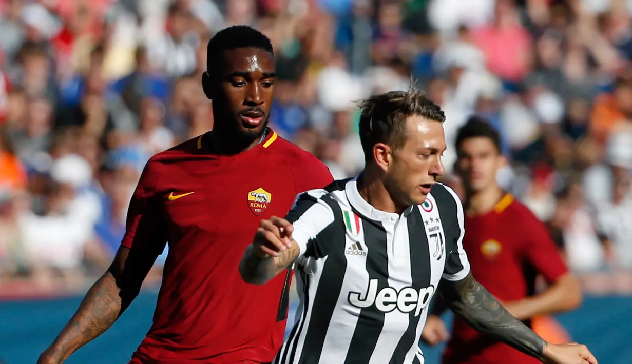 Gelandang Juventus, Federico Bernardeschi berusaha mengontrol bola dari hadangan pemain AS Roma,  Gerson saat bertanding di ajang ICC 2017 di Gillette Stadium, Foxborough (31/7). Juventus menang adu penalti setelah imbang 1-1. (AP Photo/Michael Dwyer)