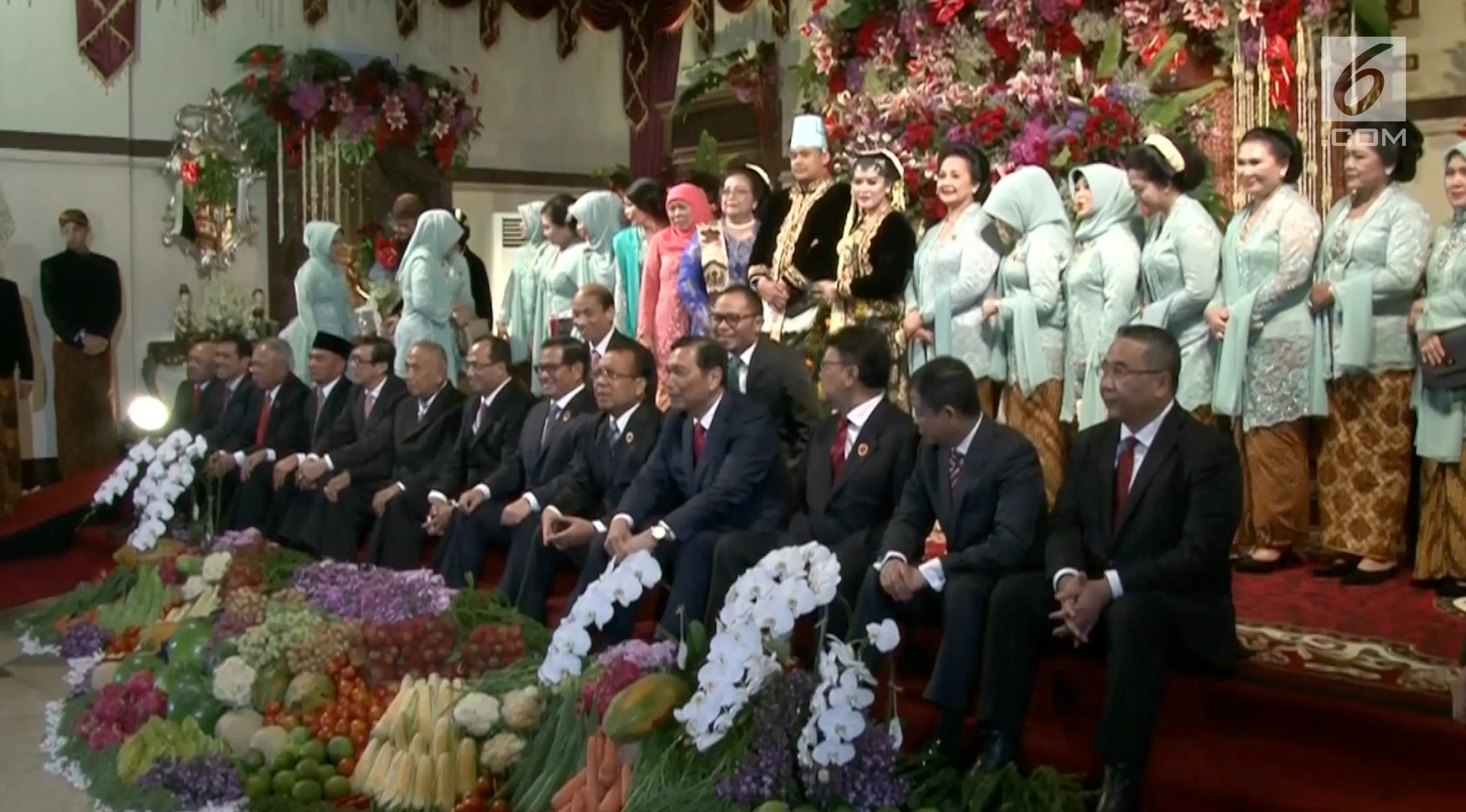 Sejumlah menteri duduk dibawah saat foto bersama dalam resepsi pernikahan putri Presiden Jokowi, Kahiyang Ayu dan Bobby Nasution di Gedung Graha Saba Buana, Solo, Rabu (8/11). (Liputan6.com)