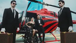 Pasangan selebriti, Syahnaz Sadiqah dan Jeje Govinda melakukan pemotretan prewedding di sebuah helikopter. Syahnaz mendapat kritik netizen karena busana yang dipakai dianggap terlalu terbuka. (Instagram/riomotret)