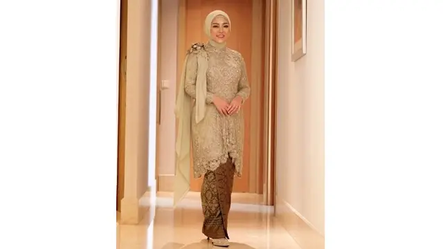 Saat hari wisudanya, Rachel Vennya terlihat anggun dan memesona dalam balutan kebaya
