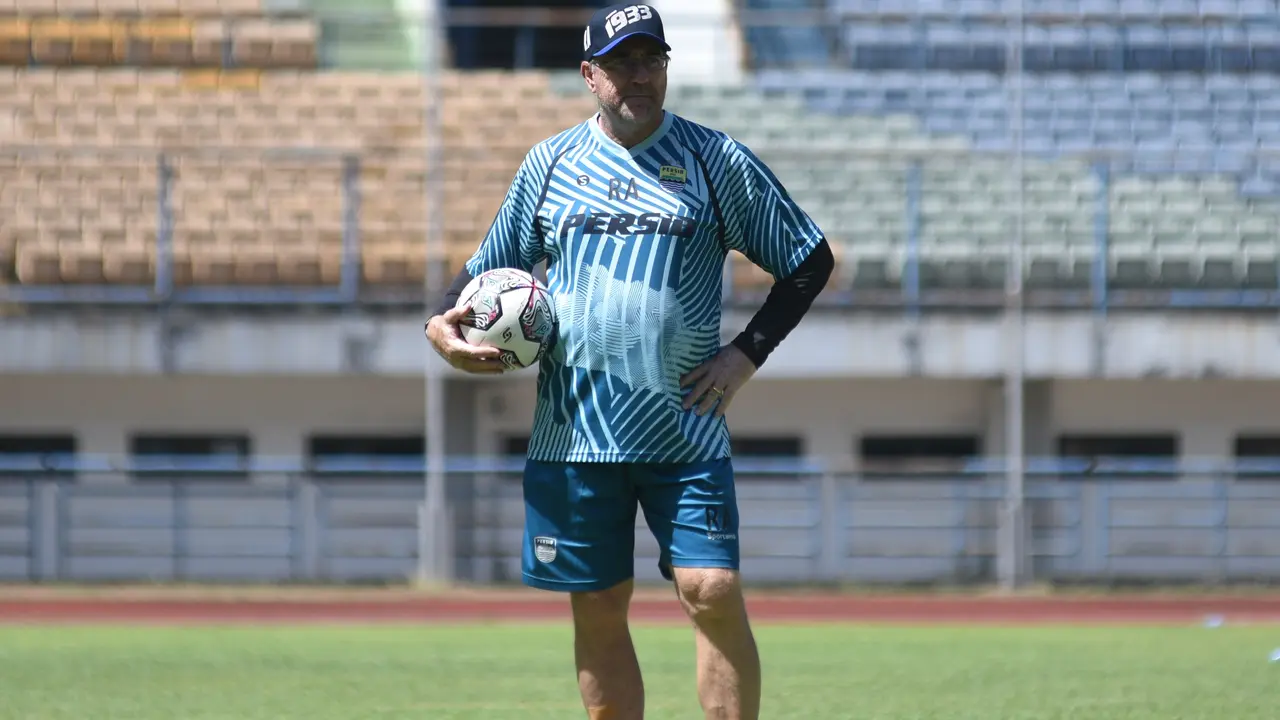Pelatih Persib Bandung, Robert Alberts.