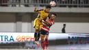 Pemain Persija Jakarta, Rio Fahmi (kiri) berduel dengan pemain Madura United pada lanjutan BRI Super League 2025/2026 di Stadion Gelora Ratu Pamelingan, Jumat (24/10/2025) malam WIB. (Bola.com/Abdul Aziz).