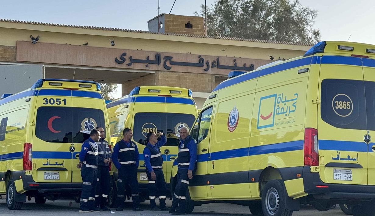 Pada Minggu (1/2/2026), militer Israel mengatakan pihaknya mulai membuka kembali perbatasan Rafah antara Gaza dan Mesir, namun hanya dalam kapasitas terbatas. Tampak dalam foto, paramedis Mesir menunggu di samping ambulans di sisi Mesir dari penyeberangan perbatasan Rafah dengan Jalur Gaza di timur laut Mesir pada 1 Februari 2026. (Foto oleh AFP)