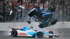Scott Dixon melayang diudara usai tertabrak Jay Howard saat balapan Indianapolis 500 di Indianapolis Motor Speedway (28/5). Insiden terjadi saat Jay Howard keluar dari lajur balap hingga menabrak Scott Dixon. (Ron Graphman/The Indianapolis Star via AP)
