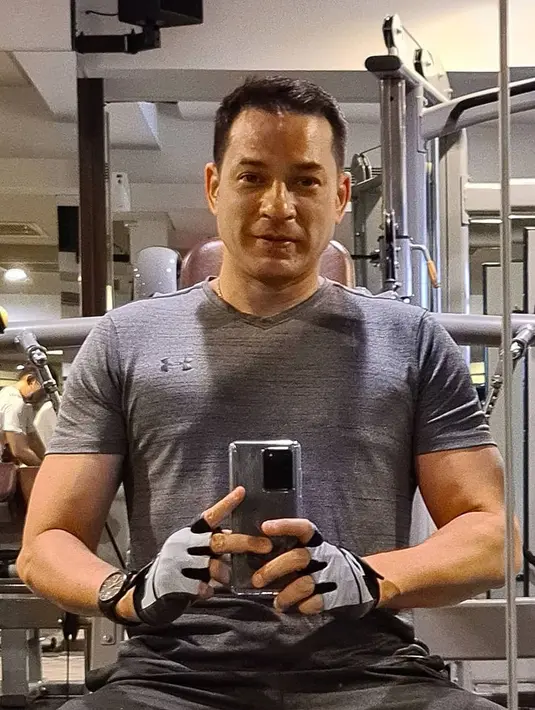 Bicara soal persaingan bisa dibilang menjadi hal biasa dalam kehidupan ini. Nah di ranah permodelan Ari Wibowo, ternyata yang menjadi saingannya kala itu adalah mendiang Adjie Massaid. Bahkan ada cerita menarik di kala itu. (Instagram/ariwibowo_official)