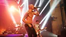 Aksi panggung Bennington bersama Linkin Park di acara Bxiton Academy, London, Rabu (5/7). Dalam lagu ‘Heavy’ yang dirilis pada awal tahun, sebagian besar liriknya ditulis oleh Chester Bennington dan menceritakan tentang depresi. (STAR MAX via AP)