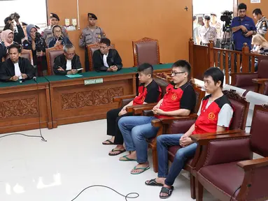 Terdakwa kasus penyelundupan sabu WNA asal Taiwan menjalani sidang putusan di PN Jakarta Selatan, Kamis (26/4). Majelis Hakim Pengadilan Negeri Jakarta Selatan menjatuhi hukum mati kepada delapan terdakwa. (Liputan6.com/Immanuel Antonius)