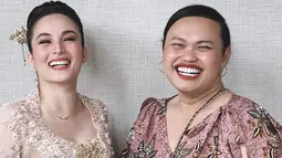 Dirinya juga terlihat tampil flawless serta tatanan rambut sederhana dengan aksesoris rambut sebagai detail. Penampilan Chelsea Islan ini pun banjir pujian netizen. (Liputan6.com/IG/@wanda_haraa)