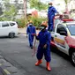 Petugas pemadam kebakaran (Damkar) UPT Cinere menyemprotkan cairan disinfektan di Pasar Segar yang ditutup, Cinere, Depok, Rabu (30/9/2020). Penyemprotan itu untuk mengantisipasi penyebaran COVID-19 di area pasar setelah seorang pengunjung tiba-tiba meninggal dunia. (merdeka.com/Arie Basuki)